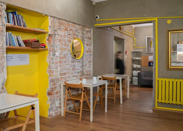 New World St Hostel And Private Room